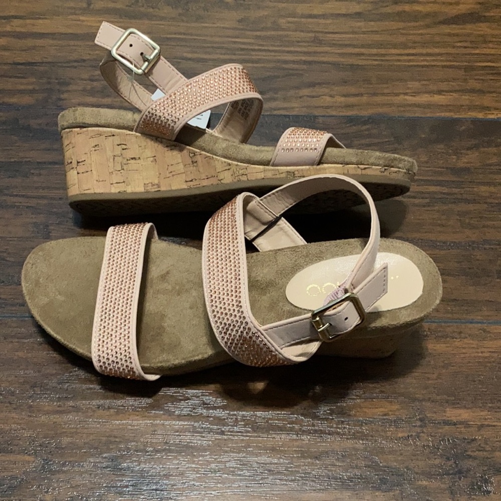 …me Too wedge sandal NWT size 7